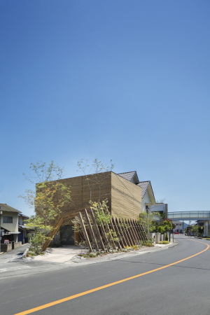 Koji Fujii/Nac�sa & Partners Inc., Cocochi comfort gallery Utsuwa, UID Architects, Tajiricho, Fukuyama, Hiroshima, Japan, Toshiya Ogino, Keisuke Maeda, Gemeindezentrum, Holz, Holzlatten, Lattenzaun, Wood, louvers, Natur, B�ume, Baum, Galerie, Seminar, Seminarr�ume, Treffpunkt, Veranstatulngsort, Hiroschima