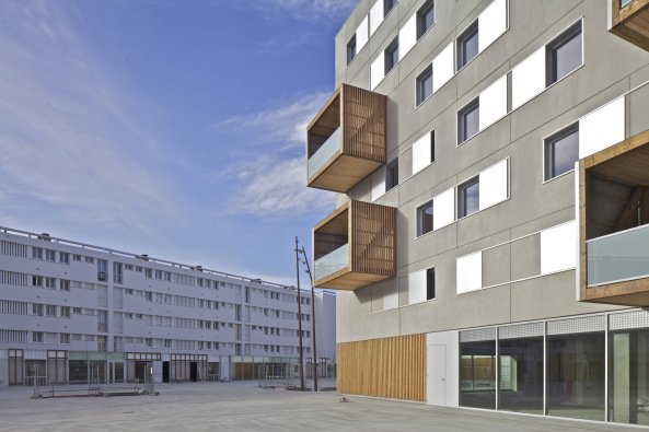 Square Maimat; Sozialwohnungsbau; Frankreich; PPA Architectures; Toulouse; Loggien; Lrchenholz; Wohnpark; 60er Jahre Wohnsiedlung; Abriss; Neubau