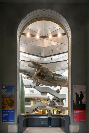 Imperial War Museum, Museum, London, Foster + Partners, England, First World War, Erster Weltkrieg, Galerie, new atrium, neuer Innenhof, Flieger, Flugzeug, Ausstellungsraum, Ausstellung, Geschichte, Kriegsmuseum
