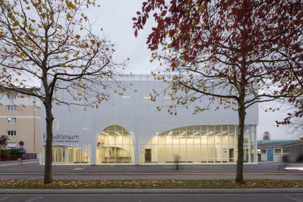 Konzertsaal, Konzerthalle, Konservatorium, Bondy, Paris, Zumtobel, Squano Amnagement, Radio Francen concert hall, Frankreich, Musik, Klassik, Wellblech, Blechh, Streckmetall, Sennheiser, PARC Architectes, Brice Chapon, Emeric Lambert, Verseilles, 11h45