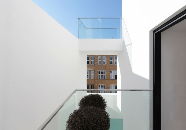 Wohnhaus in Berlin, Living in Berlin, Berlin-Mitte, Waisenstrae, Berliner Block, Wohnhuser an der alten Stadtmauer, altes Berlin, old berlin, Maisonette, Townhouse, Sohrab Zafari, Atelier Zafari, Japan, Persien, Lcke, Grundstck, Neubau, Wohnungsbau, Brandwand, Junge Architekten, Wohnen mit Pool, Dachteressae, Licht, Luft, new buildings in berlin, walls, windows, german architecture, best architects, Putz, Wrmedmmung, density