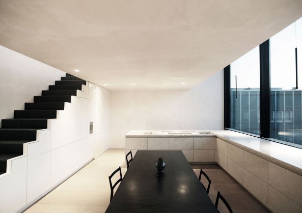 Wohnhaus in Berlin, Living in Berlin, Berlin-Mitte, Waisenstrae, Berliner Block, Wohnhuser an der alten Stadtmauer, altes Berlin, old berlin, Maisonette, Townhouse, Sohrab Zafari, Atelier Zafari, Japan, Persien, Lcke, Grundstck, Neubau, Wohnungsbau, Brandwand, Junge Architekten, Wohnen mit Pool, Dachteressae, Licht, Luft, new buildings in berlin, walls, windows, german architecture, best architects, Putz, Wrmedmmung, density