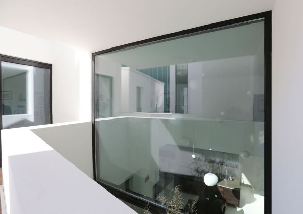 Wohnhaus in Berlin, Living in Berlin, Berlin-Mitte, Waisenstrae, Berliner Block, Wohnhuser an der alten Stadtmauer, altes Berlin, old berlin, Maisonette, Townhouse, Sohrab Zafari, Atelier Zafari, Japan, Persien, Lcke, Grundstck, Neubau, Wohnungsbau, Brandwand, Junge Architekten, Wohnen mit Pool, Dachteressae, Licht, Luft, new buildings in berlin, walls, windows, german architecture, best architects, Putz, Wrmedmmung, density