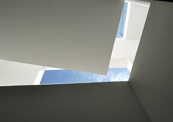 Wohnhaus in Berlin, Living in Berlin, Berlin-Mitte, Waisenstrae, Berliner Block, Wohnhuser an der alten Stadtmauer, altes Berlin, old berlin, Maisonette, Townhouse, Sohrab Zafari, Atelier Zafari, Japan, Persien, Lcke, Grundstck, Neubau, Wohnungsbau, Brandwand, Junge Architekten, Wohnen mit Pool, Dachteressae, Licht, Luft, new buildings in berlin, walls, windows, german architecture, best architects, Putz, Wrmedmmung, density