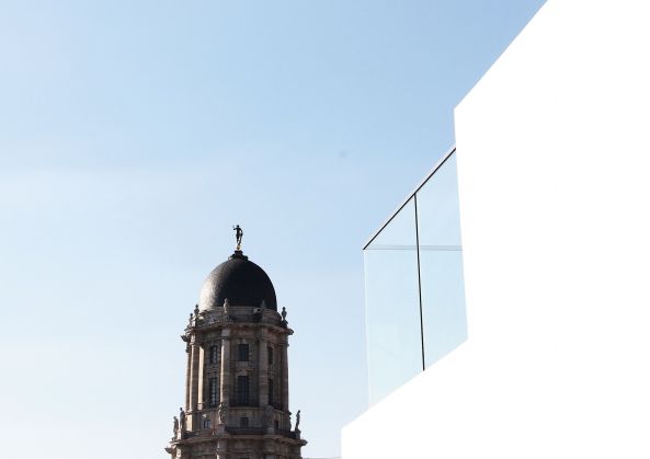 Wohnhaus in Berlin, Living in Berlin, Berlin-Mitte, Waisenstrae, Berliner Block, Wohnhuser an der alten Stadtmauer, altes Berlin, old berlin, Maisonette, Townhouse, Sohrab Zafari, Atelier Zafari, Japan, Persien, Lcke, Grundstck, Neubau, Wohnungsbau, Brandwand, Junge Architekten, Wohnen mit Pool, Dachteressae, Licht, Luft, new buildings in berlin, walls, windows, german architecture, best architects, Putz, Wrmedmmung, density