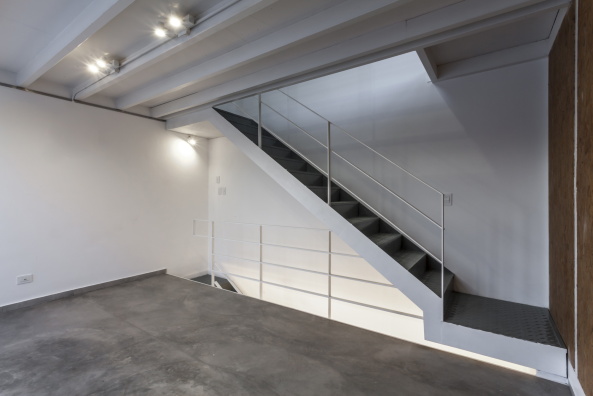 Atelier Vilela, HM.Arquitectos, Fernando Hitzig, Leonardo G. Militello, Florencia Schvartzman, Lorhena Cceres Surez, Federico Kulekdjian, Ateliergebude, Kunsthandwerk, Atelier of art and crafts, 2014, 2013, Buenos Aires, Wellblech, billiges Bauen, einfache Konsturktion, Stahl, osb platten, Grobspanplatten