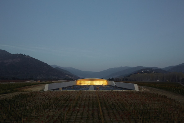 Smiljan Radic; Weingut; Millahue Valley; Wasseroberflche; Gesteinsbrocken; Marcela Correa; Cristobal Palma; VIK Winery; Landschaft