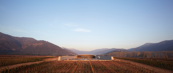 Smiljan Radic; Weingut; Millahue Valley; Wasseroberflche; Gesteinsbrocken; Marcela Correa; Cristobal Palma; VIK Winery; Landschaft