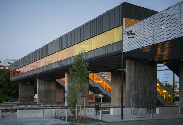 Skyttelbron, bicycle and pedestrian bridge, Fugnger- und Fahrradbrcke, Brcke, Lunds Centralstation, Lund, Schweden, Bahnhof, Erschlieung, Fahrradverkehr, Gleisbergang, Farbe, Minimalismus, Treppe, Glas, Beton, Zinkblech, stair, glass, concrete, Farbglas, Nachhaltigkeit