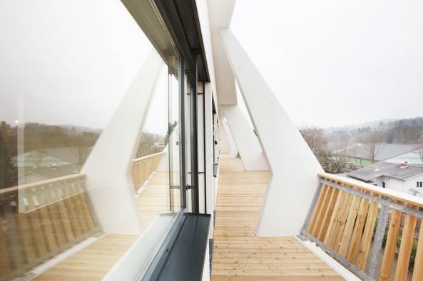 Wohnhaus Graz, Ragnitzstrae, LOVE architecture, Wohnungsbau, Balkone, Lattenzaun, wooden fence, Laubengang, access balcony