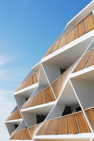 Wohnhaus Graz, Ragnitzstrae, LOVE architecture, Wohnungsbau, Balkone, Lattenzaun, wooden fence, Laubengang, access balcony
