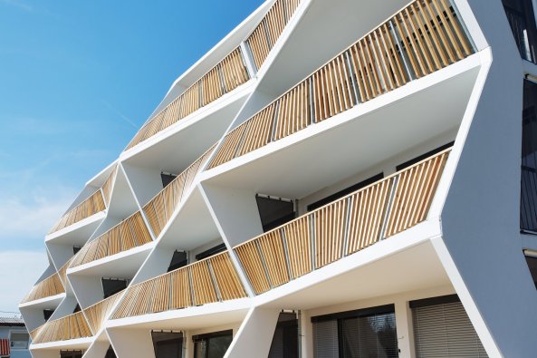 Wohnhaus Graz, Ragnitzstrae, LOVE architecture, Wohnungsbau, Balkone, Lattenzaun, wooden fence, Laubengang, access balcony