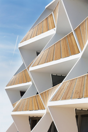 Wohnhaus Graz, Ragnitzstrae, LOVE architecture, Wohnungsbau, Balkone, Lattenzaun, wooden fence, Laubengang, access balcony