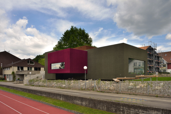 L3P, Kindergarten, Weiach, Schweiz, Kanton Zrich, Kunstrasen an der Fassade, Farbtupf