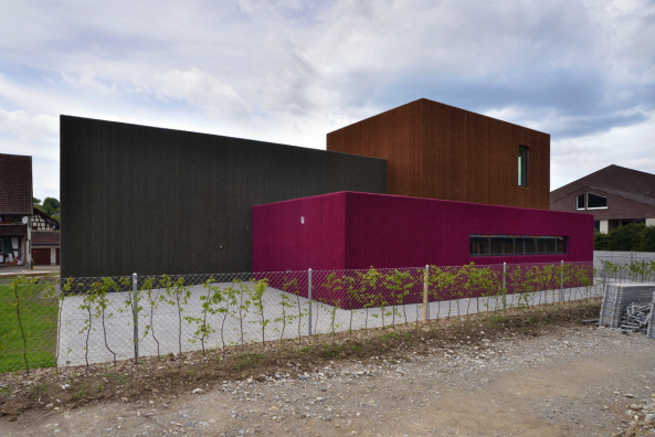 L3P, Kindergarten, Weiach, Schweiz, Kanton Zrich, Kunstrasen an der Fassade, Farbtupf