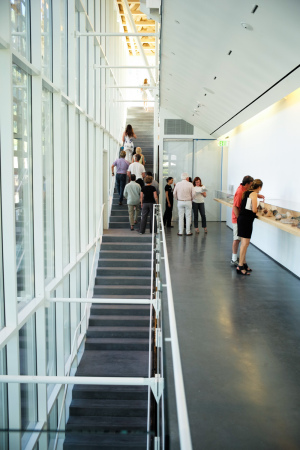 Aspen Art Museum; Shigeru Ban; Architects; Museumsneubau; USA; Wintersport; Kunst; Holzkonstruktion; Lamellenfassade; gewebte Holzfassade; Colorado; Aspen; Dachfoyer; Derek Skalko; Billy Farrell ; David Prutting;