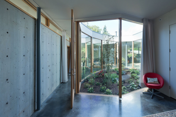 Bungalow mit Loch; Einfamilienhaus; Aurora; Oregon; No Architects; NOA; New York; Innenhof; Courtyard House; private residence; Flachdach; Loft