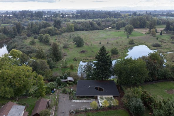 Bungalow mit Loch; Einfamilienhaus; Aurora; Oregon; No Architects; NOA; New York; Innenhof; Courtyard House; private residence; Flachdach; Loft