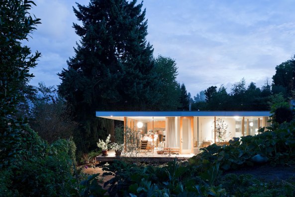 Bungalow mit Loch; Einfamilienhaus; Aurora; Oregon; No Architects; NOA; New York; Innenhof; Courtyard House; private residence; Flachdach; Loft