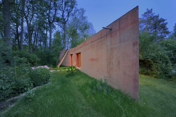 Tilch&Drexler, Michael Christian Peters; Diesen; Ammersee; Riederau; Dmmbeton; Leichtbeton; gefrbter Beton; rot-gefrbter; Atelier; Gstehaus; Neubau; Architektur; Pavillon; Trapezgrundriss