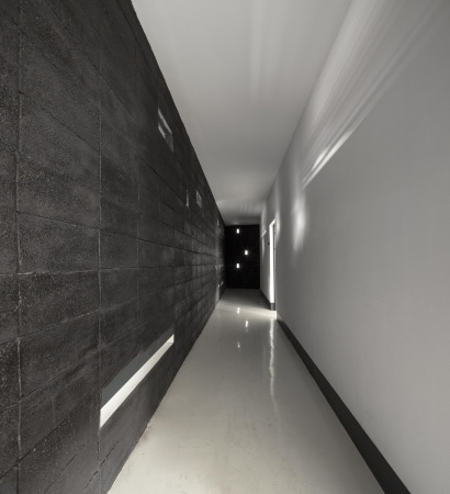 FG+SG  Fernando Guerra, Sergio Guerra, Armando Cunha, Fogo Island Natural Park Head Quarters, oto arquitectos, Andr Castro Santos, Miguel Ribeiro de Carvalho, Nuno Teixeira Martins, Ricardo Barbosa Vicente, Amado Alves, Eng. Maria Joo Rodrigues + Eng. Joo Parente, Prosirtec, Matriz Engenharia, Vulkangestein, Bildungszentrum, Lernzentrum, Nationalpark, Verwaltungsbau, Informationszentrum, dunkler Stein, Vulkanstein, natrliche Architektur, archaisch, Beton, Spiralform, Spirale, Spiral Jetty, Djarfogo, national parc, concrete, vulcano, Kulturzentrum, cultural centre