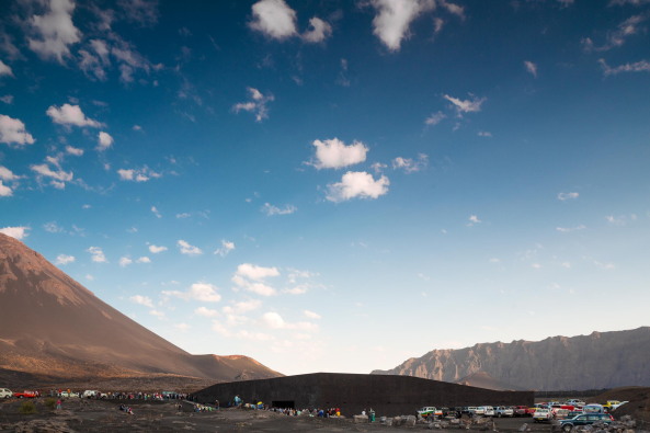 FG+SG  Fernando Guerra, Sergio Guerra, Armando Cunha, Fogo Island Natural Park Head Quarters, oto arquitectos, Andr Castro Santos, Miguel Ribeiro de Carvalho, Nuno Teixeira Martins, Ricardo Barbosa Vicente, Amado Alves, Eng. Maria Joo Rodrigues + Eng. Joo Parente, Prosirtec, Matriz Engenharia, Vulkangestein, Bildungszentrum, Lernzentrum, Nationalpark, Verwaltungsbau, Informationszentrum, dunkler Stein, Vulkanstein, natrliche Architektur, archaisch, Beton, Spiralform, Spirale, Spiral Jetty, Djarfogo, national parc, concrete, vulcano, Kulturzentrum, cultural centre