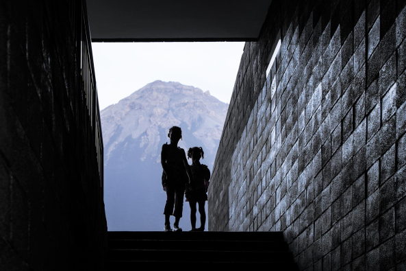 FG+SG  Fernando Guerra, Sergio Guerra, Armando Cunha, Fogo Island Natural Park Head Quarters, oto arquitectos, Andr Castro Santos, Miguel Ribeiro de Carvalho, Nuno Teixeira Martins, Ricardo Barbosa Vicente, Amado Alves, Eng. Maria Joo Rodrigues + Eng. Joo Parente, Prosirtec, Matriz Engenharia, Vulkangestein, Bildungszentrum, Lernzentrum, Nationalpark, Verwaltungsbau, Informationszentrum, dunkler Stein, Vulkanstein, natrliche Architektur, archaisch, Beton, Spiralform, Spirale, Spiral Jetty, Djarfogo, national parc, concrete, vulcano, Kulturzentrum, cultural centre