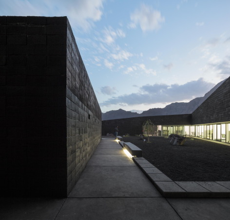 FG+SG  Fernando Guerra, Sergio Guerra, Armando Cunha, Fogo Island Natural Park Head Quarters, oto arquitectos, Andr Castro Santos, Miguel Ribeiro de Carvalho, Nuno Teixeira Martins, Ricardo Barbosa Vicente, Amado Alves, Eng. Maria Joo Rodrigues + Eng. Joo Parente, Prosirtec, Matriz Engenharia, Vulkangestein, Bildungszentrum, Lernzentrum, Nationalpark, Verwaltungsbau, Informationszentrum, dunkler Stein, Vulkanstein, natrliche Architektur, archaisch, Beton, Spiralform, Spirale, Spiral Jetty, Djarfogo, national parc, concrete, vulcano, Kulturzentrum, cultural centre