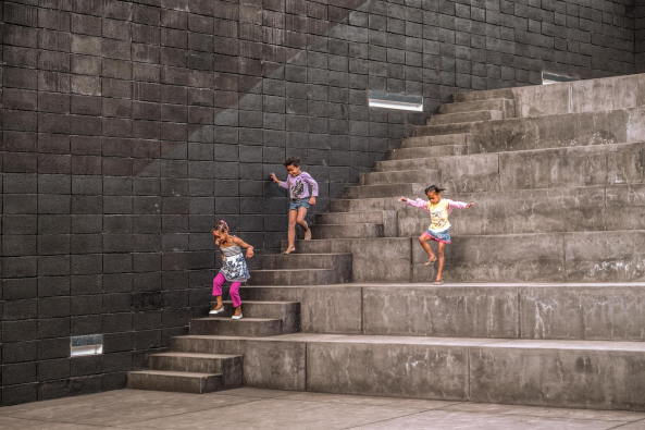 FG+SG  Fernando Guerra, Sergio Guerra, Armando Cunha, Fogo Island Natural Park Head Quarters, oto arquitectos, Andr Castro Santos, Miguel Ribeiro de Carvalho, Nuno Teixeira Martins, Ricardo Barbosa Vicente, Amado Alves, Eng. Maria Joo Rodrigues + Eng. Joo Parente, Prosirtec, Matriz Engenharia, Vulkangestein, Bildungszentrum, Lernzentrum, Nationalpark, Verwaltungsbau, Informationszentrum, dunkler Stein, Vulkanstein, natrliche Architektur, archaisch, Beton, Spiralform, Spirale, Spiral Jetty, Djarfogo, national parc, concrete, vulcano, Kulturzentrum, cultural centre