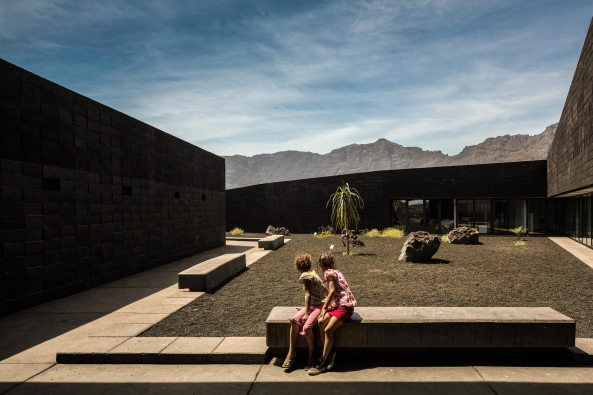 FG+SG  Fernando Guerra, Sergio Guerra, Armando Cunha, Fogo Island Natural Park Head Quarters, oto arquitectos, Andr Castro Santos, Miguel Ribeiro de Carvalho, Nuno Teixeira Martins, Ricardo Barbosa Vicente, Amado Alves, Eng. Maria Joo Rodrigues + Eng. Joo Parente, Prosirtec, Matriz Engenharia, Vulkangestein, Bildungszentrum, Lernzentrum, Nationalpark, Verwaltungsbau, Informationszentrum, dunkler Stein, Vulkanstein, natrliche Architektur, archaisch, Beton, Spiralform, Spirale, Spiral Jetty, Djarfogo, national parc, concrete, vulcano, Kulturzentrum, cultural centre