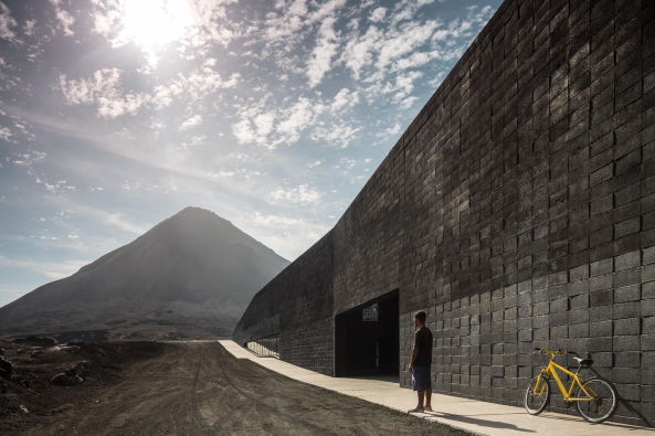 FG+SG  Fernando Guerra, Sergio Guerra, Armando Cunha, Fogo Island Natural Park Head Quarters, oto arquitectos, Andr Castro Santos, Miguel Ribeiro de Carvalho, Nuno Teixeira Martins, Ricardo Barbosa Vicente, Amado Alves, Eng. Maria Joo Rodrigues + Eng. Joo Parente, Prosirtec, Matriz Engenharia, Vulkangestein, Bildungszentrum, Lernzentrum, Nationalpark, Verwaltungsbau, Informationszentrum, dunkler Stein, Vulkanstein, natrliche Architektur, archaisch, Beton, Spiralform, Spirale, Spiral Jetty, Djarfogo, national parc, concrete, vulcano, Kulturzentrum, cultural centre