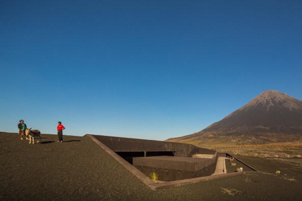 FG+SG  Fernando Guerra, Sergio Guerra, Armando Cunha, Fogo Island Natural Park Head Quarters, oto arquitectos, Andr Castro Santos, Miguel Ribeiro de Carvalho, Nuno Teixeira Martins, Ricardo Barbosa Vicente, Amado Alves, Eng. Maria Joo Rodrigues + Eng. Joo Parente, Prosirtec, Matriz Engenharia, Vulkangestein, Bildungszentrum, Lernzentrum, Nationalpark, Verwaltungsbau, Informationszentrum, dunkler Stein, Vulkanstein, natrliche Architektur, archaisch, Beton, Spiralform, Spirale, Spiral Jetty, Djarfogo, national parc, concrete, vulcano, Kulturzentrum, cultural centre