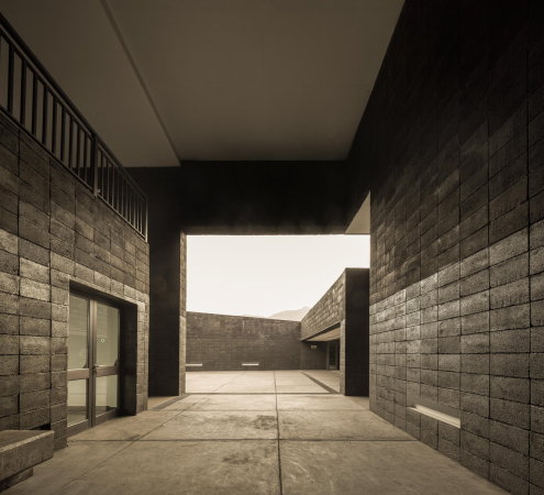 FG+SG  Fernando Guerra, Sergio Guerra, Armando Cunha, Fogo Island Natural Park Head Quarters, oto arquitectos, Andr Castro Santos, Miguel Ribeiro de Carvalho, Nuno Teixeira Martins, Ricardo Barbosa Vicente, Amado Alves, Eng. Maria Joo Rodrigues + Eng. Joo Parente, Prosirtec, Matriz Engenharia, Vulkangestein, Bildungszentrum, Lernzentrum, Nationalpark, Verwaltungsbau, Informationszentrum, dunkler Stein, Vulkanstein, natrliche Architektur, archaisch, Beton, Spiralform, Spirale, Spiral Jetty, Djarfogo, national parc, concrete, vulcano, Kulturzentrum, cultural centre