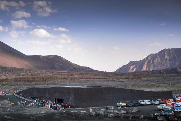 FG+SG  Fernando Guerra, Sergio Guerra, Armando Cunha, Fogo Island Natural Park Head Quarters, oto arquitectos, Andr Castro Santos, Miguel Ribeiro de Carvalho, Nuno Teixeira Martins, Ricardo Barbosa Vicente, Amado Alves, Eng. Maria Joo Rodrigues + Eng. Joo Parente, Prosirtec, Matriz Engenharia, Vulkangestein, Bildungszentrum, Lernzentrum, Nationalpark, Verwaltungsbau, Informationszentrum, dunkler Stein, Vulkanstein, natrliche Architektur, archaisch, Beton, Spiralform, Spirale, Spiral Jetty, Djarfogo, national parc, concrete, vulcano, Kulturzentrum, cultural centre