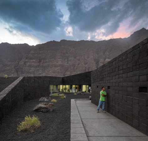 FG+SG  Fernando Guerra, Sergio Guerra, Armando Cunha, Fogo Island Natural Park Head Quarters, oto arquitectos, Andr Castro Santos, Miguel Ribeiro de Carvalho, Nuno Teixeira Martins, Ricardo Barbosa Vicente, Amado Alves, Eng. Maria Joo Rodrigues + Eng. Joo Parente, Prosirtec, Matriz Engenharia, Vulkangestein, Bildungszentrum, Lernzentrum, Nationalpark, Verwaltungsbau, Informationszentrum, dunkler Stein, Vulkanstein, natrliche Architektur, archaisch, Beton, Spiralform, Spirale, Spiral Jetty, Djarfogo, national parc, concrete, vulcano, Kulturzentrum, cultural centre