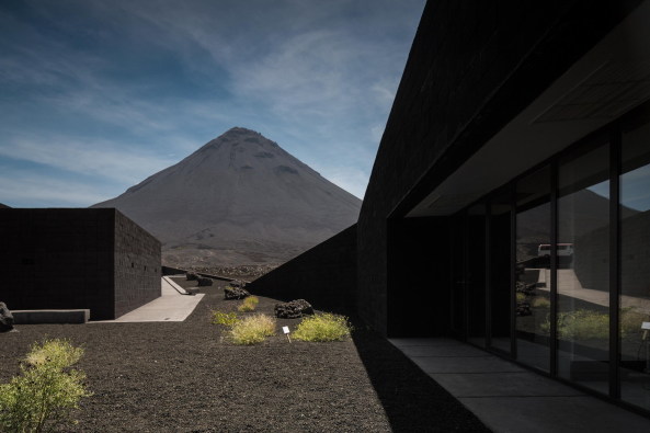 FG+SG  Fernando Guerra, Sergio Guerra, Armando Cunha, Fogo Island Natural Park Head Quarters, oto arquitectos, Andr Castro Santos, Miguel Ribeiro de Carvalho, Nuno Teixeira Martins, Ricardo Barbosa Vicente, Amado Alves, Eng. Maria Joo Rodrigues + Eng. Joo Parente, Prosirtec, Matriz Engenharia, Vulkangestein, Bildungszentrum, Lernzentrum, Nationalpark, Verwaltungsbau, Informationszentrum, dunkler Stein, Vulkanstein, natrliche Architektur, archaisch, Beton, Spiralform, Spirale, Spiral Jetty, Djarfogo, national parc, concrete, vulcano, Kulturzentrum, cultural centre