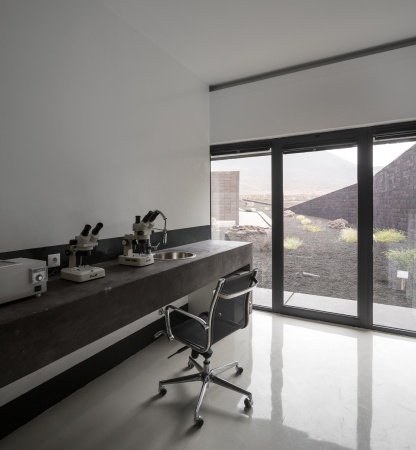 FG+SG  Fernando Guerra, Sergio Guerra, Armando Cunha, Fogo Island Natural Park Head Quarters, oto arquitectos, Andr Castro Santos, Miguel Ribeiro de Carvalho, Nuno Teixeira Martins, Ricardo Barbosa Vicente, Amado Alves, Eng. Maria Joo Rodrigues + Eng. Joo Parente, Prosirtec, Matriz Engenharia, Vulkangestein, Bildungszentrum, Lernzentrum, Nationalpark, Verwaltungsbau, Informationszentrum, dunkler Stein, Vulkanstein, natrliche Architektur, archaisch, Beton, Spiralform, Spirale, Spiral Jetty, Djarfogo, national parc, concrete, vulcano, Kulturzentrum, cultural centre