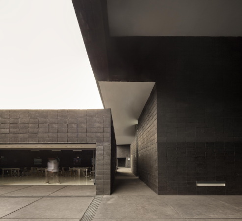 FG+SG  Fernando Guerra, Sergio Guerra, Armando Cunha, Fogo Island Natural Park Head Quarters, oto arquitectos, Andr Castro Santos, Miguel Ribeiro de Carvalho, Nuno Teixeira Martins, Ricardo Barbosa Vicente, Amado Alves, Eng. Maria Joo Rodrigues + Eng. Joo Parente, Prosirtec, Matriz Engenharia, Vulkangestein, Bildungszentrum, Lernzentrum, Nationalpark, Verwaltungsbau, Informationszentrum, dunkler Stein, Vulkanstein, natrliche Architektur, archaisch, Beton, Spiralform, Spirale, Spiral Jetty, Djarfogo, national parc, concrete, vulcano, Kulturzentrum, cultural centre