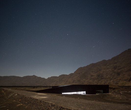 FG+SG � Fernando Guerra, Sergio Guerra, Armando Cunha, Fogo Island Natural Park Head Quarters, oto arquitectos, Andr� Castro Santos, Miguel Ribeiro de Carvalho, Nuno Teixeira Martins, Ricardo Barbosa Vicente, Amado Alves, Eng. Maria Jo�o Rodrigues + Eng. Jo�o Parente, Prosirtec, Matriz Engenharia, Vulkangestein, Bildungszentrum, Lernzentrum, Nationalpark, Verwaltungsbau, Informationszentrum, dunkler Stein, Vulkanstein, nat�rliche Architektur, archaisch, Beton, Spiralform, Spirale, Spiral Jetty, Djarfogo, national parc, concrete, vulcano, Kulturzentrum, cultural centre