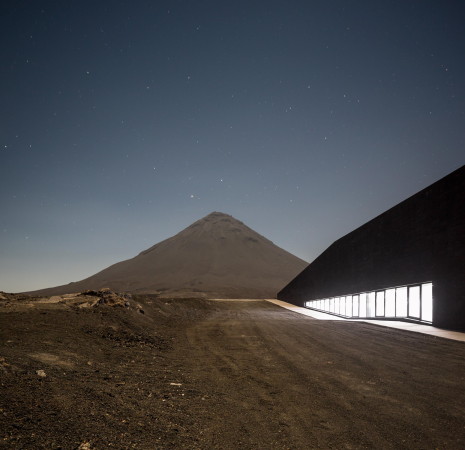 FG+SG � Fernando Guerra, Sergio Guerra, Armando Cunha, Fogo Island Natural Park Head Quarters, oto arquitectos, Andr� Castro Santos, Miguel Ribeiro de Carvalho, Nuno Teixeira Martins, Ricardo Barbosa Vicente, Amado Alves, Eng. Maria Jo�o Rodrigues + Eng. Jo�o Parente, Prosirtec, Matriz Engenharia, Vulkangestein, Bildungszentrum, Lernzentrum, Nationalpark, Verwaltungsbau, Informationszentrum, dunkler Stein, Vulkanstein, nat�rliche Architektur, archaisch, Beton, Spiralform, Spirale, Spiral Jetty, Djarfogo, national parc, concrete, vulcano, Kulturzentrum, cultural centre