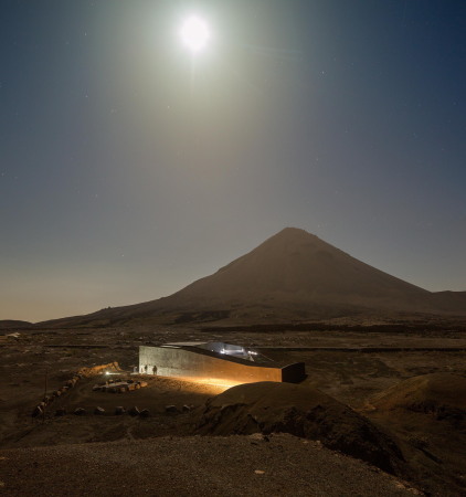 FG+SG � Fernando Guerra, Sergio Guerra, Armando Cunha, Fogo Island Natural Park Head Quarters, oto arquitectos, Andr� Castro Santos, Miguel Ribeiro de Carvalho, Nuno Teixeira Martins, Ricardo Barbosa Vicente, Amado Alves, Eng. Maria Jo�o Rodrigues + Eng. Jo�o Parente, Prosirtec, Matriz Engenharia, Vulkangestein, Bildungszentrum, Lernzentrum, Nationalpark, Verwaltungsbau, Informationszentrum, dunkler Stein, Vulkanstein, nat�rliche Architektur, archaisch, Beton, Spiralform, Spirale, Spiral Jetty, Djarfogo, national parc, concrete, vulcano, Kulturzentrum, cultural centre