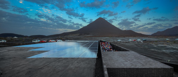 FG+SG  Fernando Guerra, Sergio Guerra, Armando Cunha, Fogo Island Natural Park Head Quarters, oto arquitectos, Andr Castro Santos, Miguel Ribeiro de Carvalho, Nuno Teixeira Martins, Ricardo Barbosa Vicente, Amado Alves, Eng. Maria Joo Rodrigues + Eng. Joo Parente, Prosirtec, Matriz Engenharia, Vulkangestein, Bildungszentrum, Lernzentrum, Nationalpark, Verwaltungsbau, Informationszentrum, dunkler Stein, Vulkanstein, natrliche Architektur, archaisch, Beton, Spiralform, Spirale, Spiral Jetty, Djarfogo, national parc, concrete, vulcano, Kulturzentrum, cultural centre