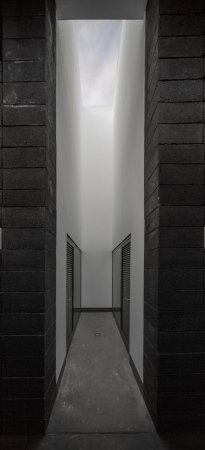 FG+SG  Fernando Guerra, Sergio Guerra, Armando Cunha, Fogo Island Natural Park Head Quarters, oto arquitectos, Andr Castro Santos, Miguel Ribeiro de Carvalho, Nuno Teixeira Martins, Ricardo Barbosa Vicente, Amado Alves, Eng. Maria Joo Rodrigues + Eng. Joo Parente, Prosirtec, Matriz Engenharia, Vulkangestein, Bildungszentrum, Lernzentrum, Nationalpark, Verwaltungsbau, Informationszentrum, dunkler Stein, Vulkanstein, natrliche Architektur, archaisch, Beton, Spiralform, Spirale, Spiral Jetty, Djarfogo, national parc, concrete, vulcano, Kulturzentrum, cultural centre