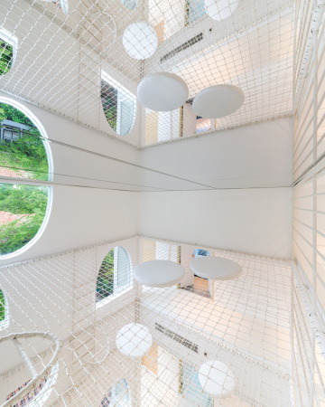 Cha Am Beach, Thailand, Jerry House, Wison Tungthunya, Wohnhaus, Spielplatz, onion, Arisara Chaktranon, Siriyot Chaiamnuay, playground, Netze, Netz, Kletterwand, Turm, kindergerecht, Holz, bunt, farbig, bunters Haus, Rampen, Kindergarten