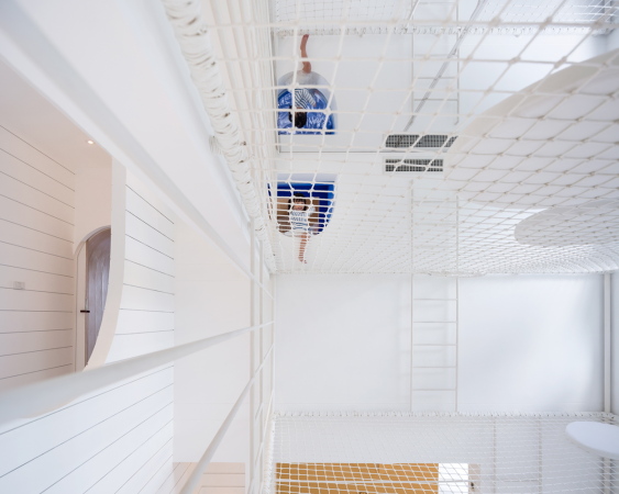 Cha Am Beach, Thailand, Jerry House, Wison Tungthunya, Wohnhaus, Spielplatz, onion, Arisara Chaktranon, Siriyot Chaiamnuay, playground, Netze, Netz, Kletterwand, Turm, kindergerecht, Holz, bunt, farbig, bunters Haus, Rampen, Kindergarten