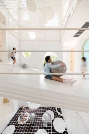 Cha Am Beach, Thailand, Jerry House, Wison Tungthunya, Wohnhaus, Spielplatz, onion, Arisara Chaktranon, Siriyot Chaiamnuay, playground, Netze, Netz, Kletterwand, Turm, kindergerecht, Holz, bunt, farbig, bunters Haus, Rampen, Kindergarten