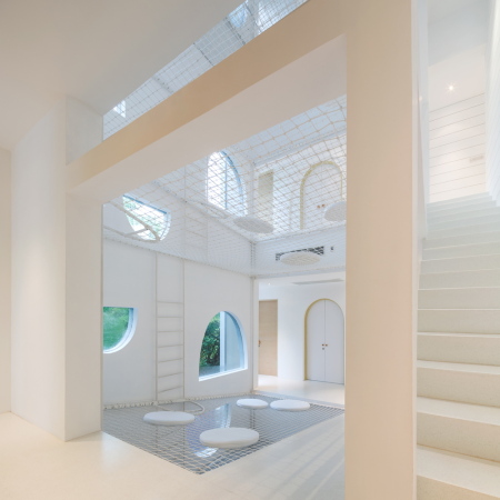 Cha Am Beach, Thailand, Jerry House, Wison Tungthunya, Wohnhaus, Spielplatz, onion, Arisara Chaktranon, Siriyot Chaiamnuay, playground, Netze, Netz, Kletterwand, Turm, kindergerecht, Holz, bunt, farbig, bunters Haus, Rampen, Kindergarten