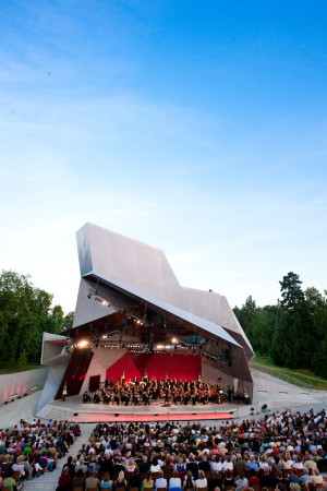 Bhne, Freiluftbhne, Wagram, Wagram-Fenster, Knigsbrunn, Martin und Werner Feiersinger, Niedersterreich, Architektur, Kunst, Architekten, Landmarke, Guckkastenbhne, Kammerchor, architecture in austria, Weinbauort Knigsbrunn, Skulptur, art, architecture, architects, Architektenbrder, Wolkenturm in Grafenegg von the next ENTERprise, stage-design, Wien, Kunst und Architektur, Wein und Architektur, Weinbaugebiet Wagram