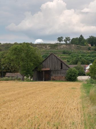 Bhne, Freiluftbhne, Wagram, Wagram-Fenster, Knigsbrunn, Martin und Werner Feiersinger, Niedersterreich, Architektur, Kunst, Architekten, Landmarke, Guckkastenbhne, Kammerchor, architecture in austria, Weinbauort Knigsbrunn, Skulptur, art, architecture, architects, Architektenbrder, Wolkenturm in Grafenegg von the next ENTERprise, stage-design, Wien, Kunst und Architektur, Wein und Architektur, Weinbaugebiet Wagram