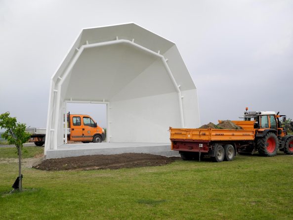 Bhne, Freiluftbhne, Wagram, Wagram-Fenster, Knigsbrunn, Martin und Werner Feiersinger, Niedersterreich, Architektur, Kunst, Architekten, Landmarke, Guckkastenbhne, Kammerchor, architecture in austria, Weinbauort Knigsbrunn, Skulptur, art, architecture, architects, Architektenbrder, Wolkenturm in Grafenegg von the next ENTERprise, stage-design, Wien, Kunst und Architektur, Wein und Architektur, Weinbaugebiet Wagram